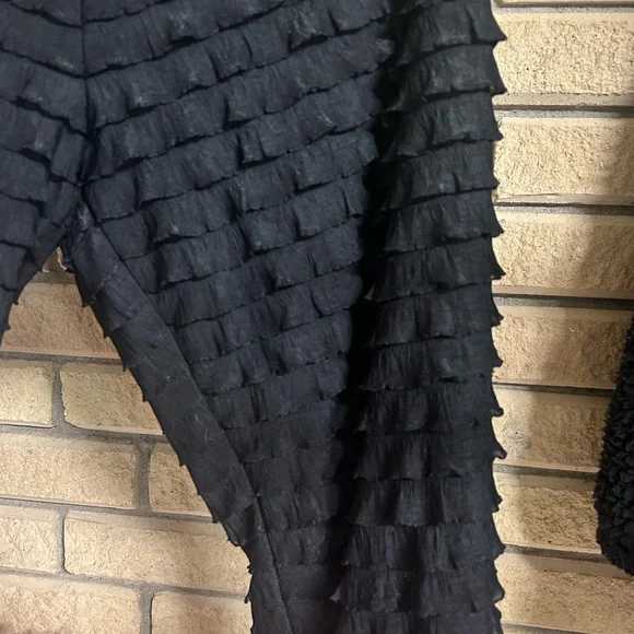 Women’s wrangler size extra-large, tiered pants, black - Picture 3 of 5